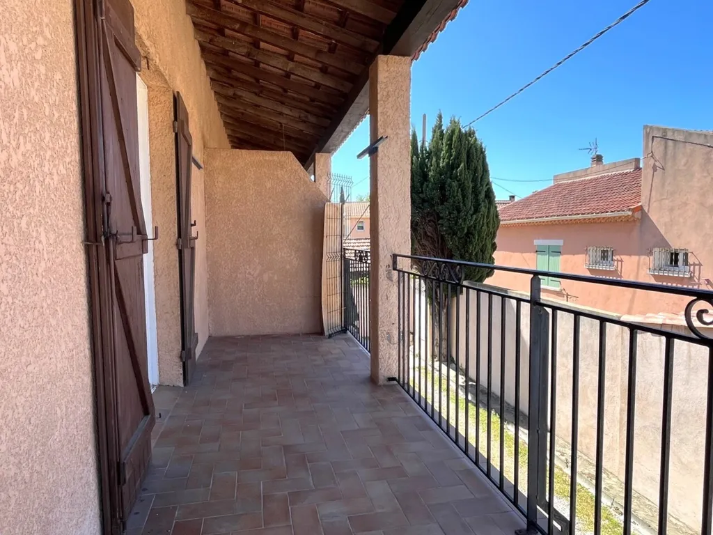 Balcony - Studio with Private Parking in Istres