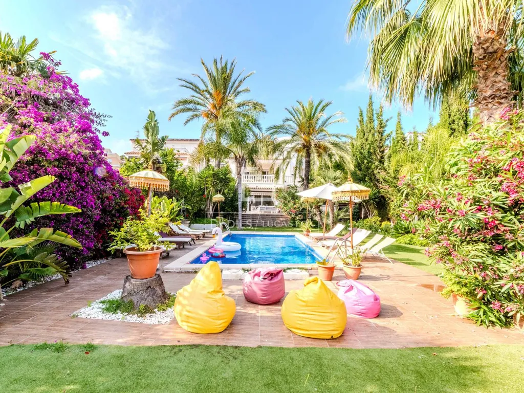 Bassein - Six-Bedroom House with Pool in Levantina
