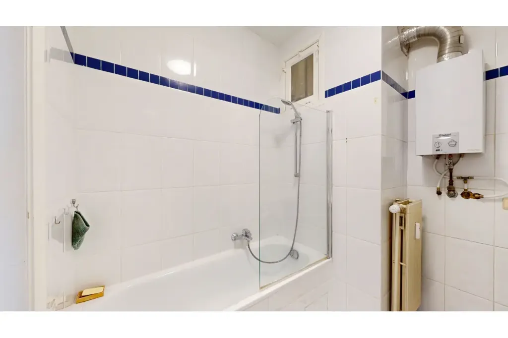 Bathrooms - Apartment with Terrace near Place du Châtelain, Ixelles