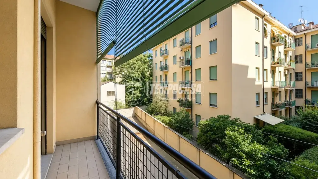 Rõdu - Triplex with Two Entrances in Milan