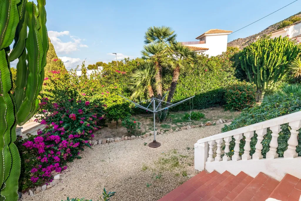 Aed - Detached House with Redevelopment Potential in L'Albir