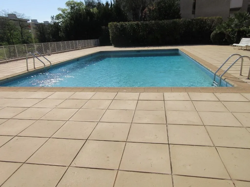 Piscine - Appartement Rénové avec Terrasse à Sainte-Maxime