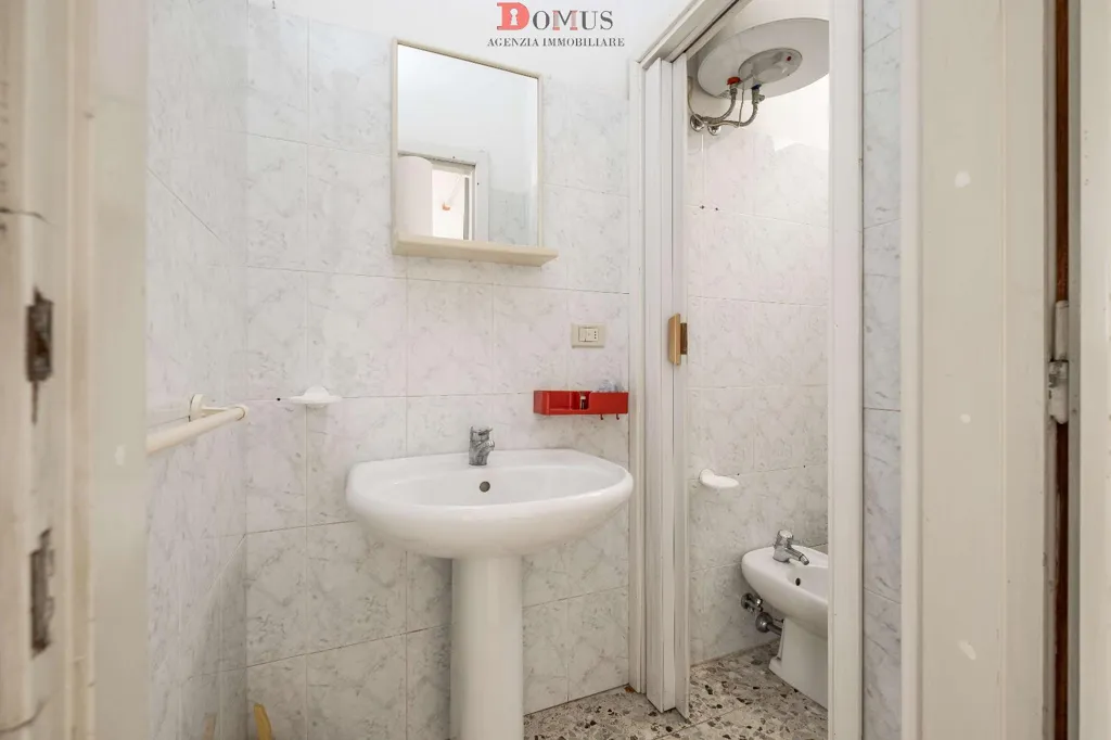 Salles de bain - Central Bilocale to Renovate in Mantova
