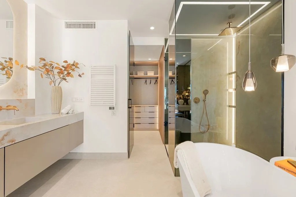 Salles de bain - Beachfront Penthouse with Rooftop Spa in Estepona