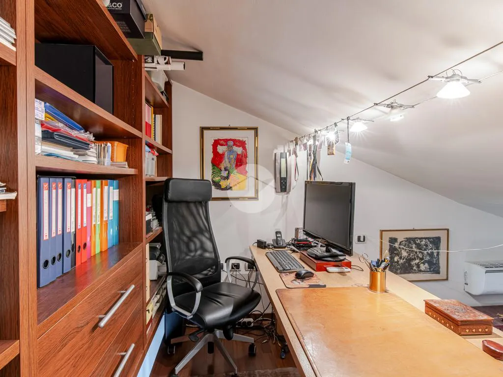 Bureau - Modern 2-Bedroom Flat with Balcony in Milan