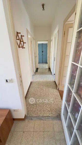 Entrée - Four-Bedroom Apartment with High Ceilings in Parma