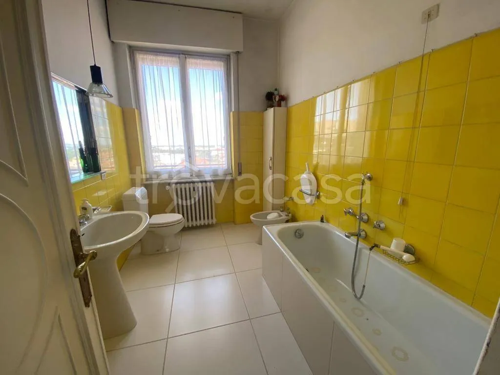 Salles de bain - Penthouse with Panoramic View in Mondovì