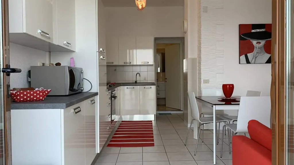 Kitchen - Seafront Apartment with Garage in Spotorno