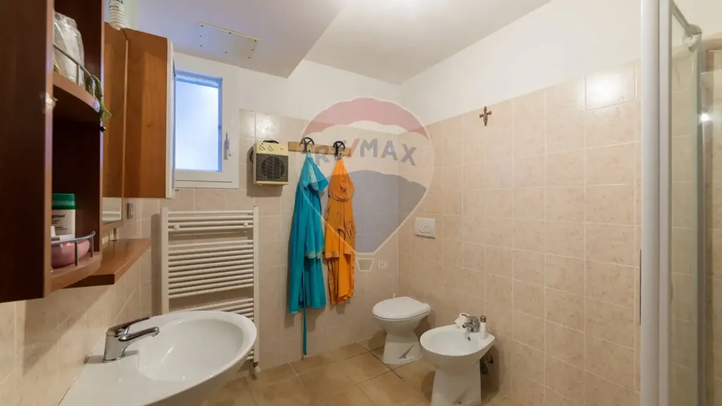 Bathrooms - Independent House with Private Garden in Ostra