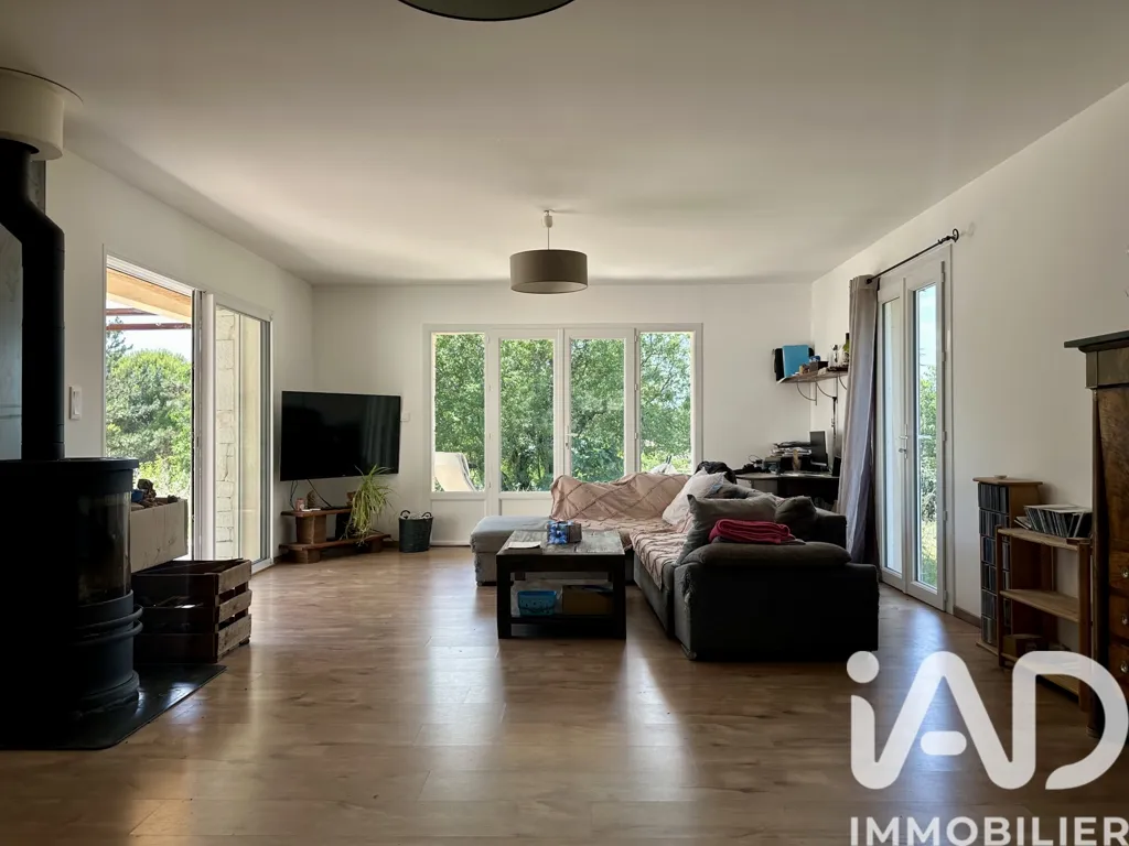 Séjour - Bungalow avec terrasse et grand terrain à Vagnas