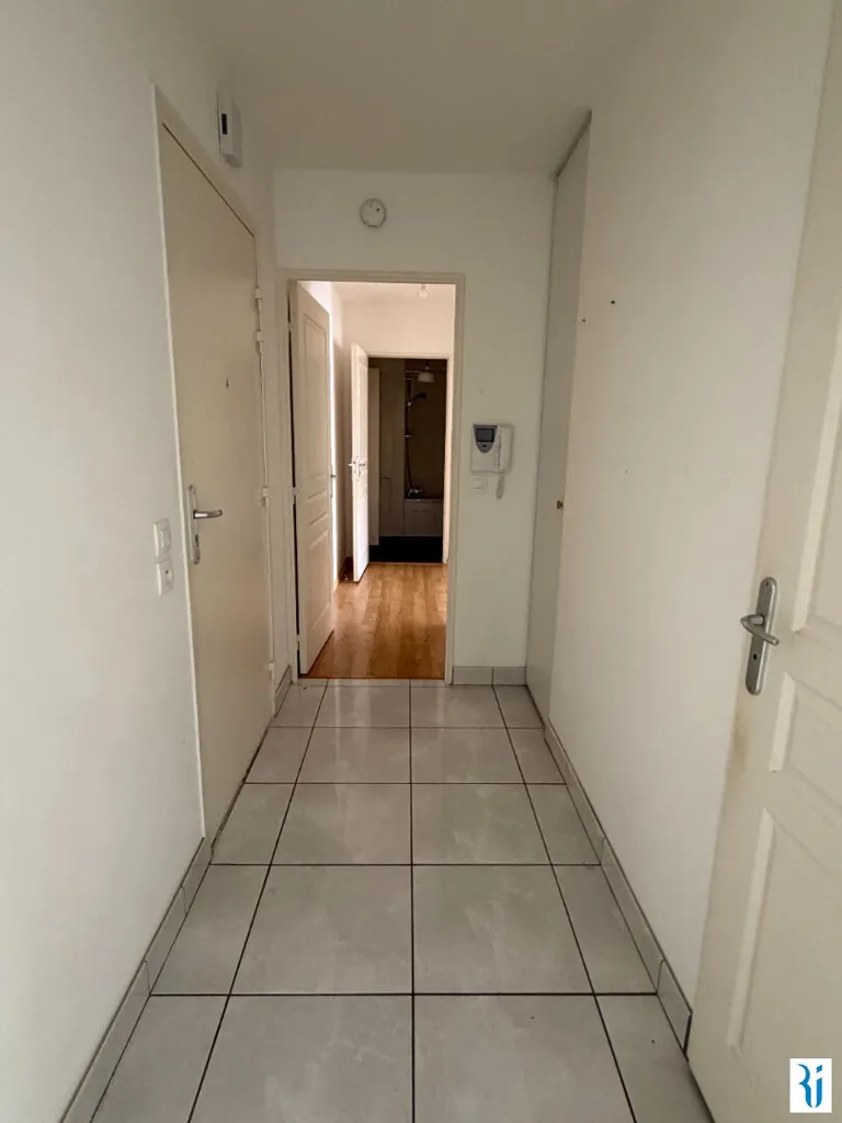 Hallway - Flat with Balcony in Le Mesnil Esnard