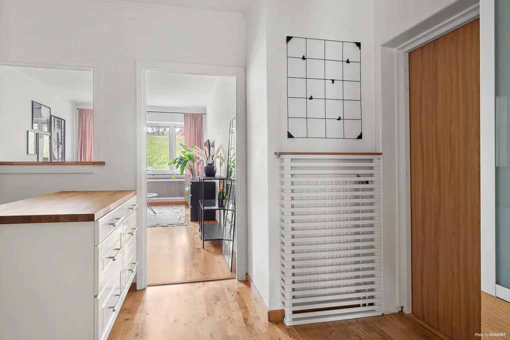 Hallway - Modern 2nd Floor Flat with Balcony in Central Location