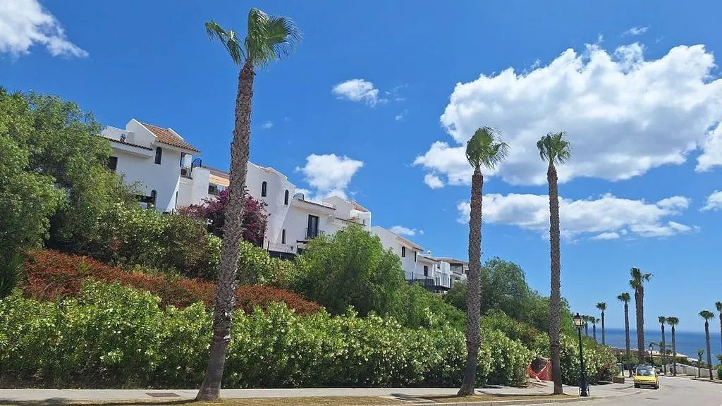 Apartment with Pool and Terrace in Alcaidesa