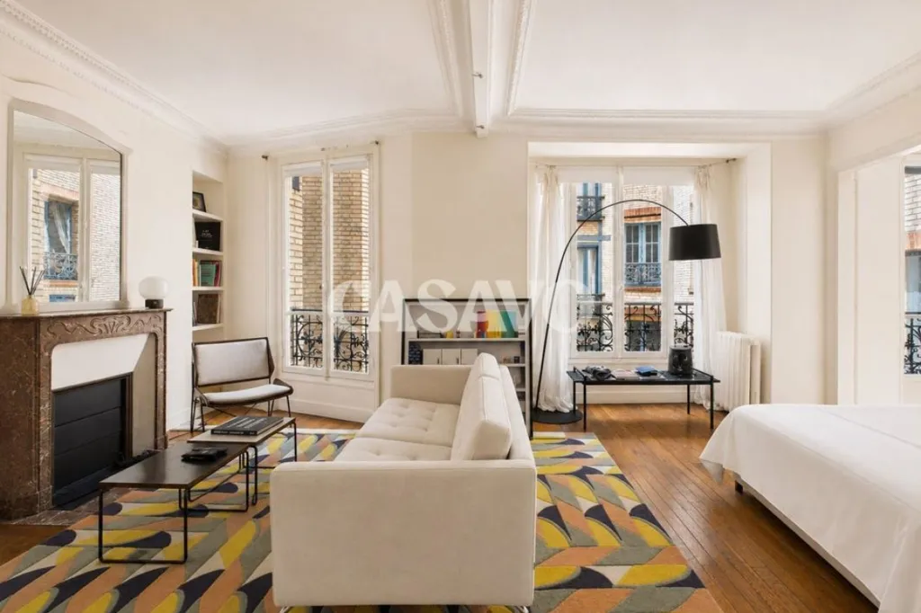 Séjour - Appartement Rénové avec Triple Orientation au 7ème Arrondissement