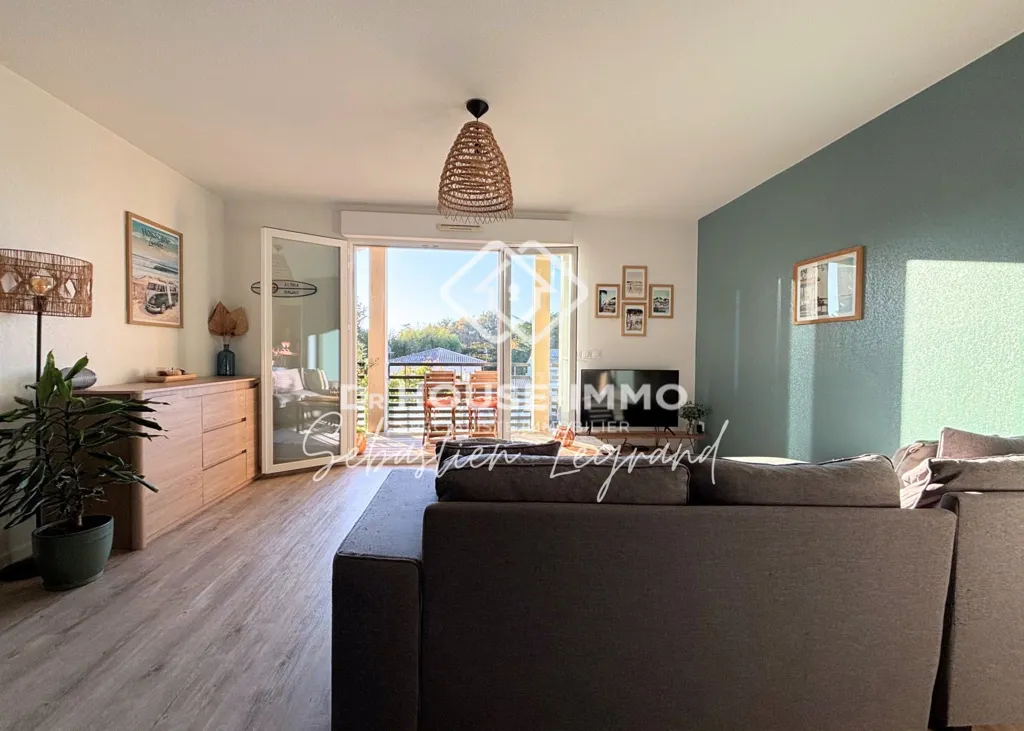 Living Room - T3 Flat with Balcony and Pool in Parempuyre