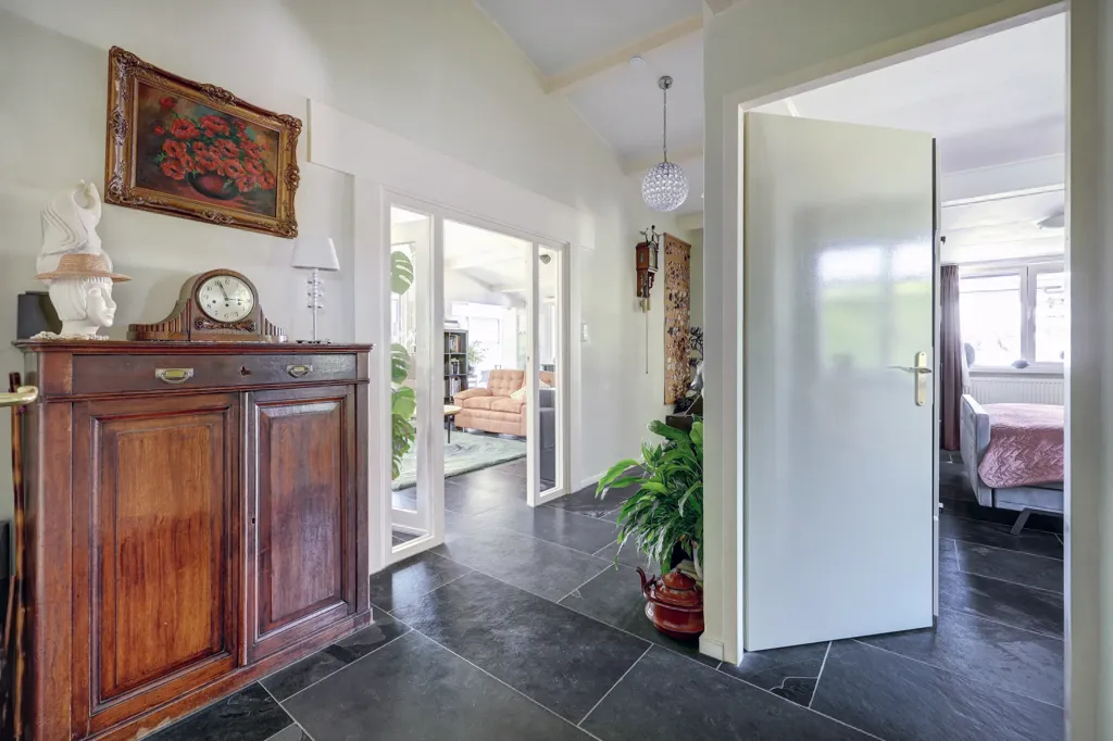 Esik - Modernised Bungalow with Garden in Kortgene