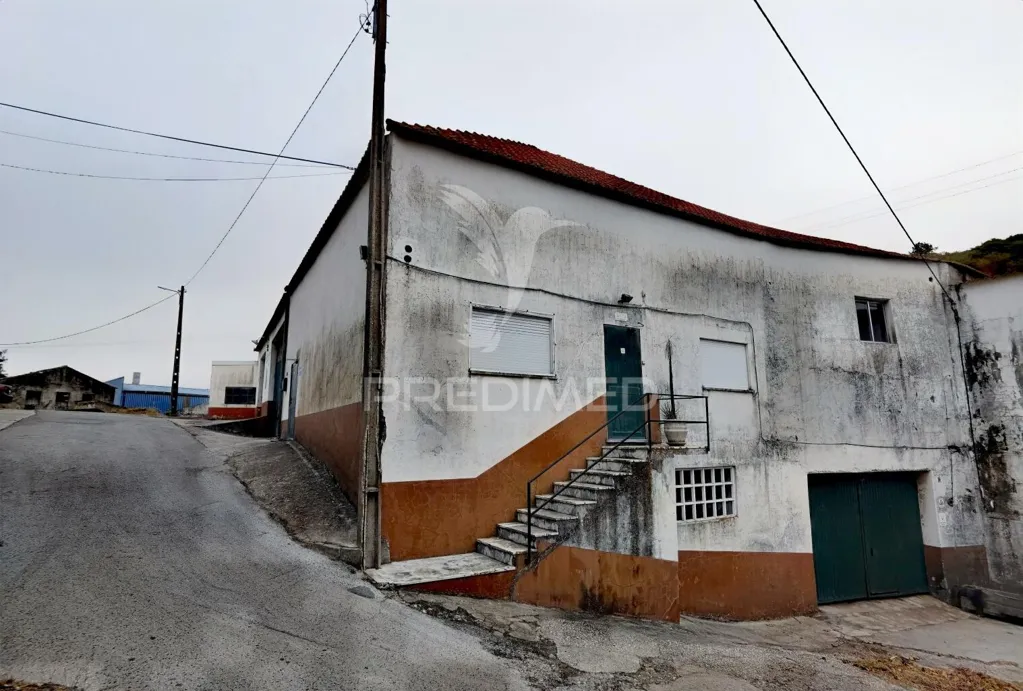 Välivaade - Industrial Warehouse with Solar Exposure in Vila Moreira