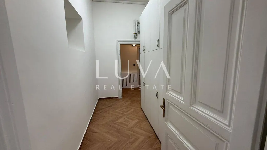 Esik - Commercial Space with Balcony in Donji Grad, Zagreb