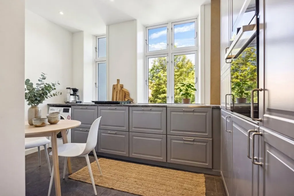 Kitchen - Classical 5-Room Flat with Original Parquet in City Centre