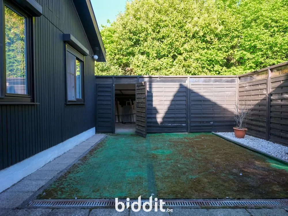 Aed - Bungalow with Hangar in Residential Area