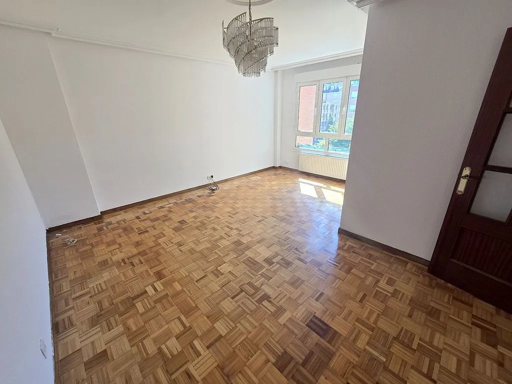 Toad - 3-Bedroom Flat with Garage in El Llano, Gijón