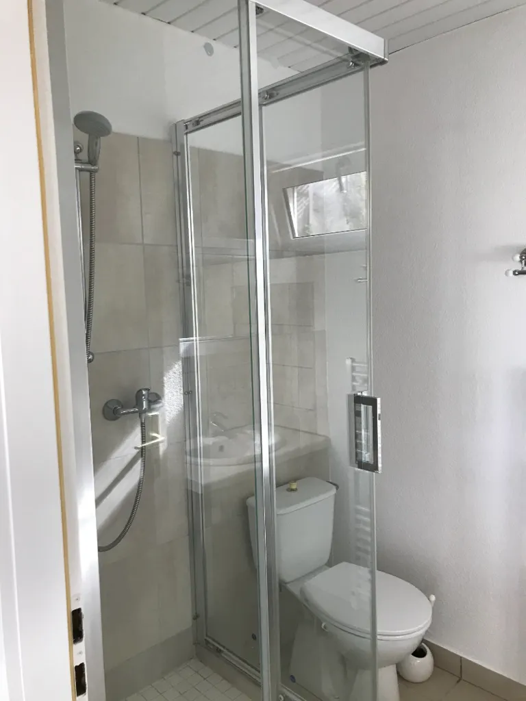 Salles de bain - Studio Calme avec Parking à Saint-Louis