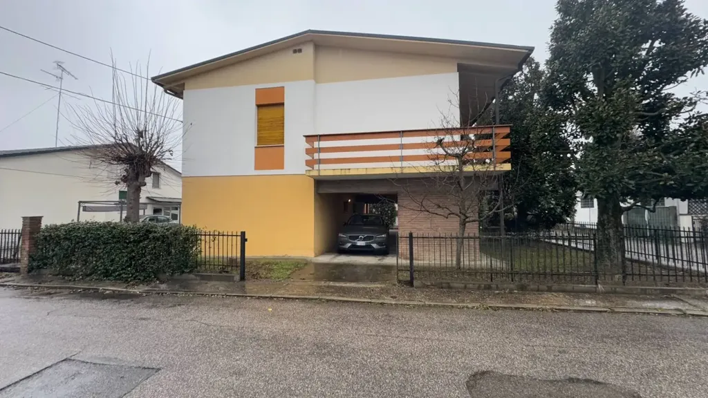 Välivaade - Villa with Portico in Finale Emilia