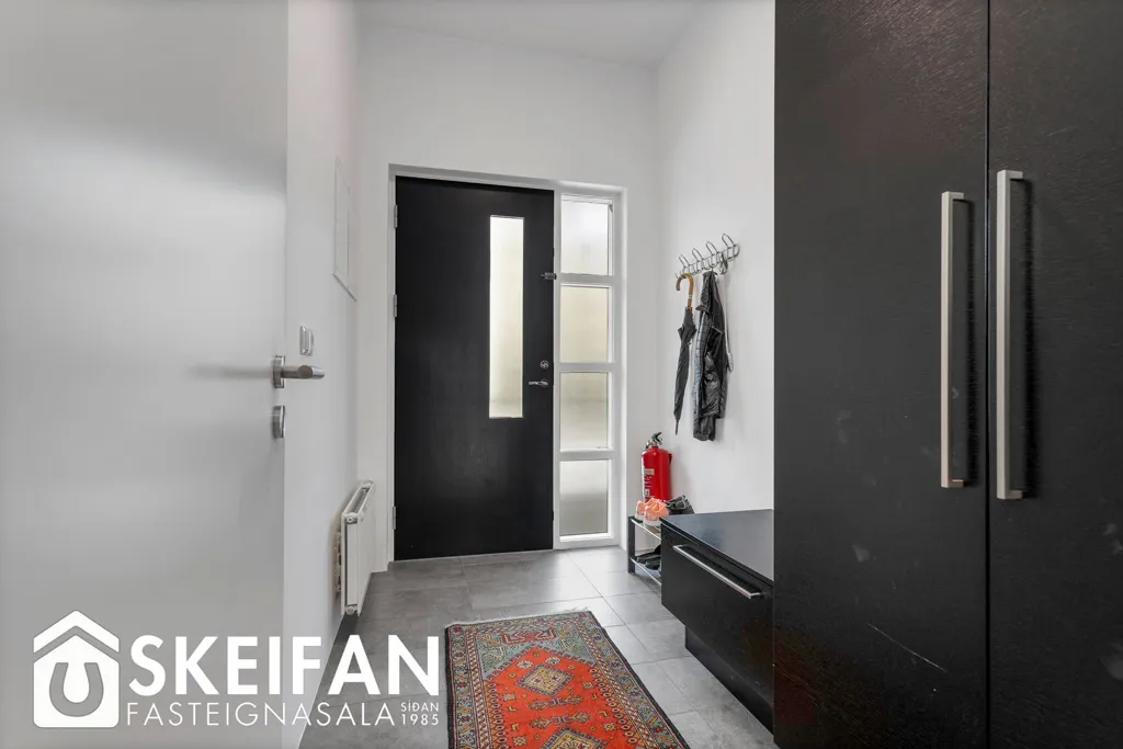 Entrée - Bright 3-Bed Apartment with Balcony in Reykjavik