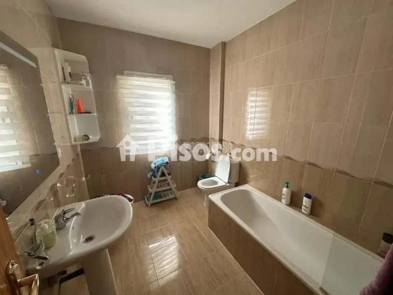 Bathrooms - Twin-Storey House with Private Garage in Mengíbar