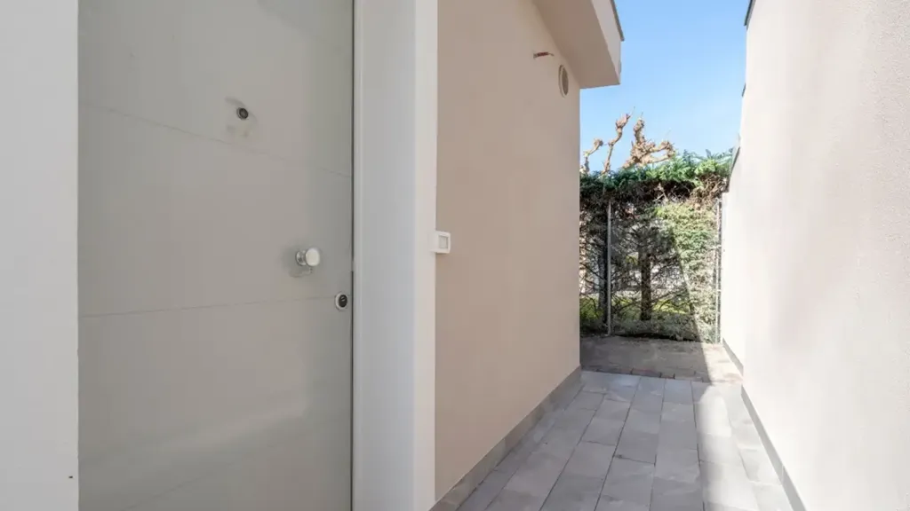 Esik - Rear-Facing Apartment with Private Garden in Cervia