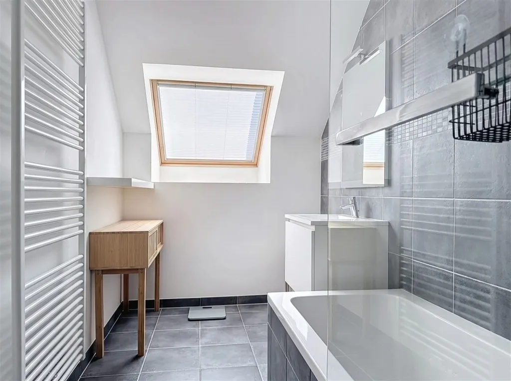 Salles de bain - Appartement avec balcon et parkings à Arlon