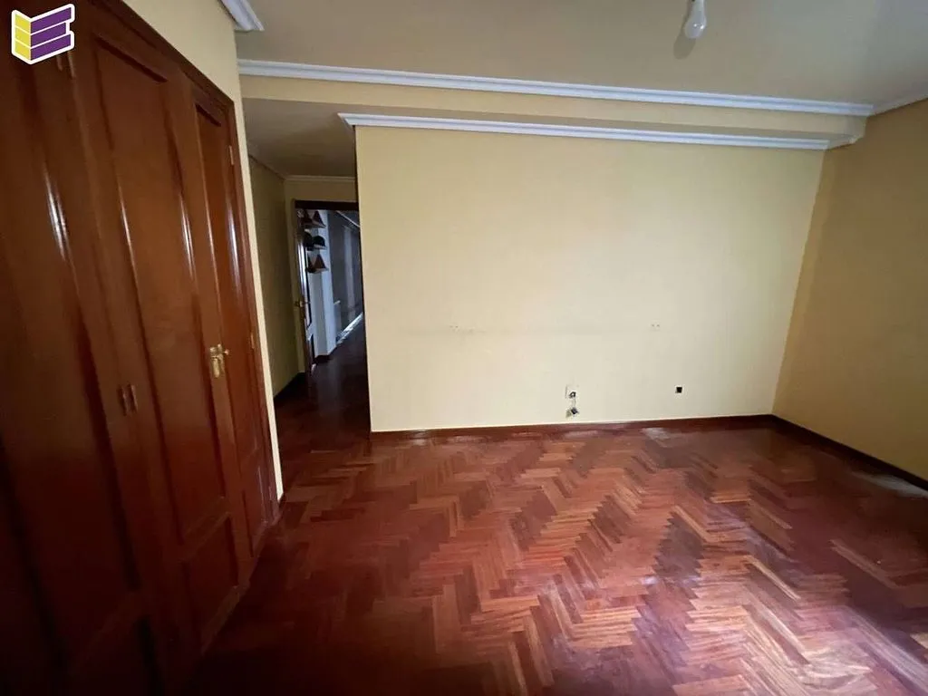 Pièces - Apartment with Large Windows in Vigo