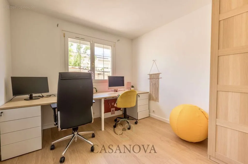 Office - Villa with Pool and Jacuzzi in Residential Area