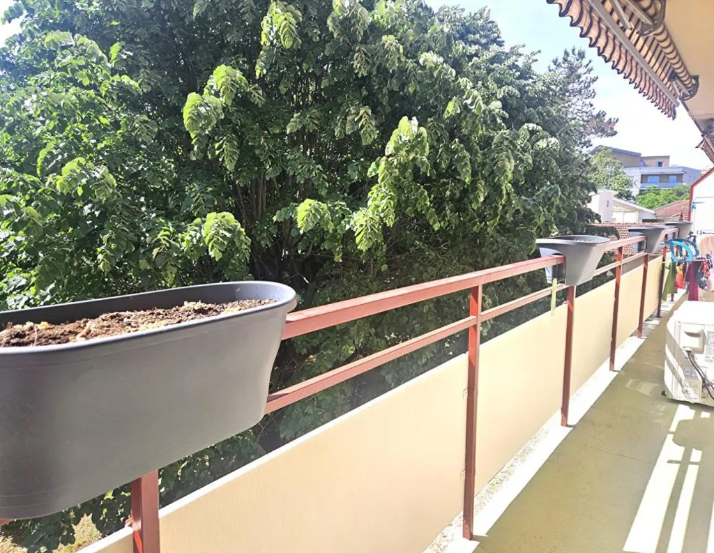 Rõdu - Bright 3-Bed Flat with Balcony in Decines Centre