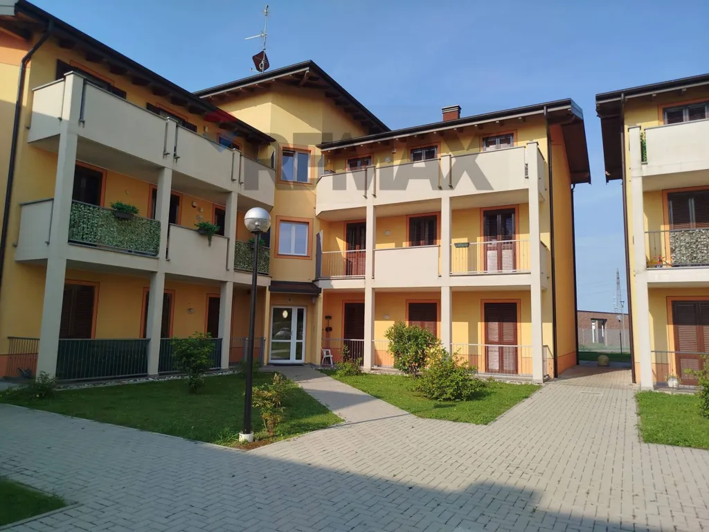 Välivaade - Modernised Triplex with Balcony in Vellezzo Bellini