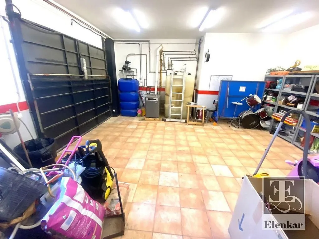 Garage - Independent House with Pool in Valldemar