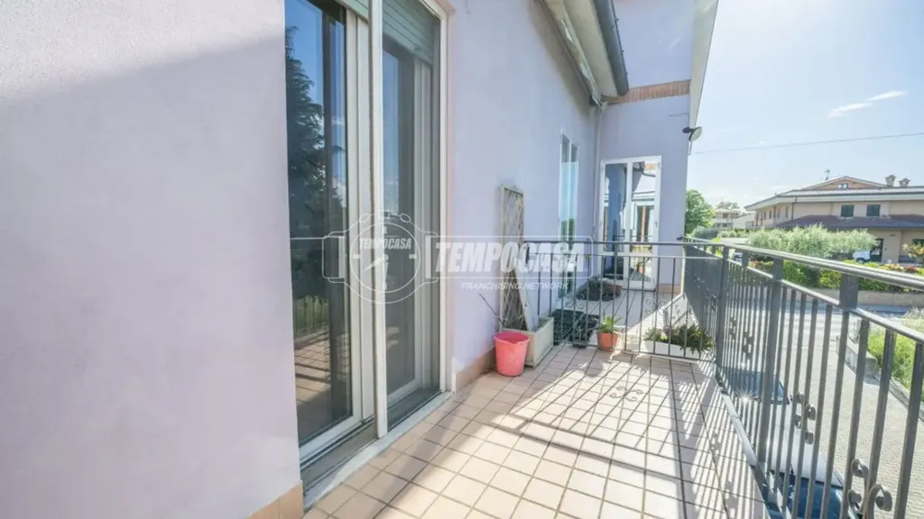 Balcony - Apartment with Balcony and Private Garden in Montecosaro