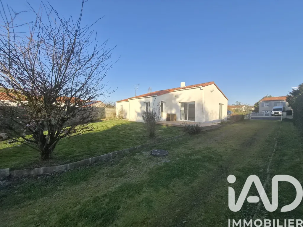 Aed - Traditional House with Garden in Nesmy