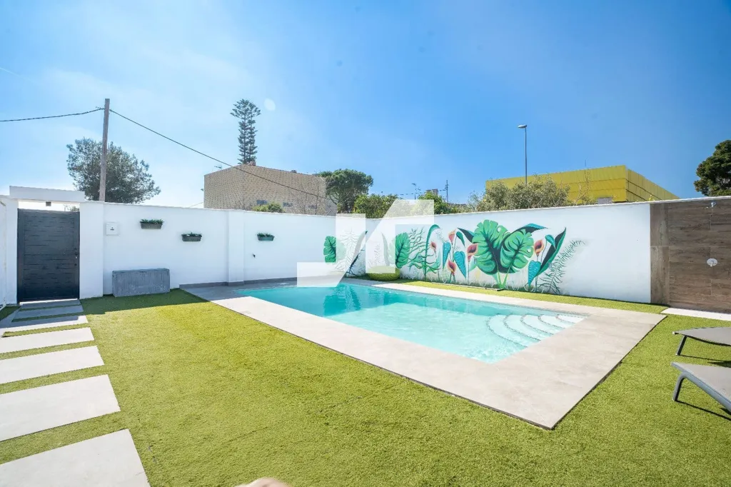Piscine - Contemporary Chalet with Private Pool in Madrigal