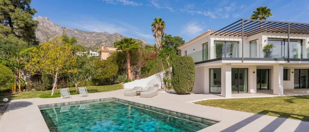 Piscine - Luxury Villa with Sea Views in Golden Mile