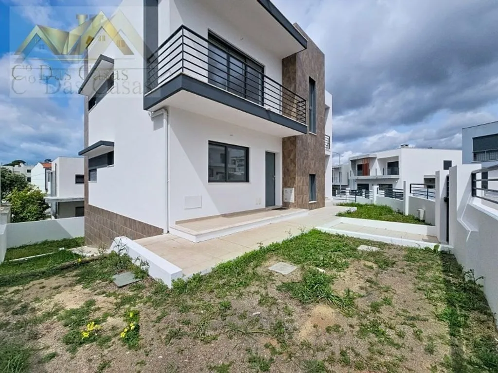 Exterior - Modern House in Final Renovation in Almada