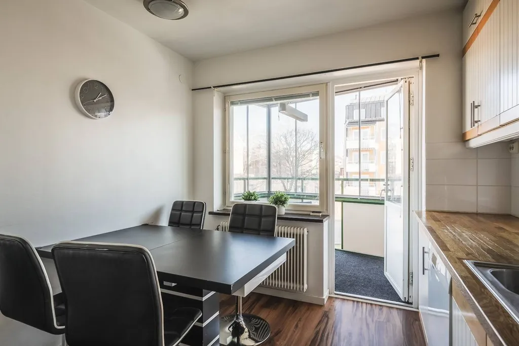 Dining Room - Apartment with Balcony in Brynäsgränd