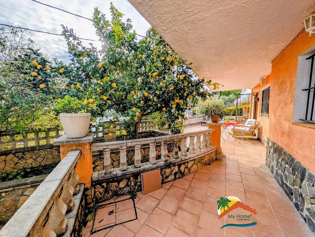 Terrasse - Chalet with Sea and Mountain Views in Lloret Blau