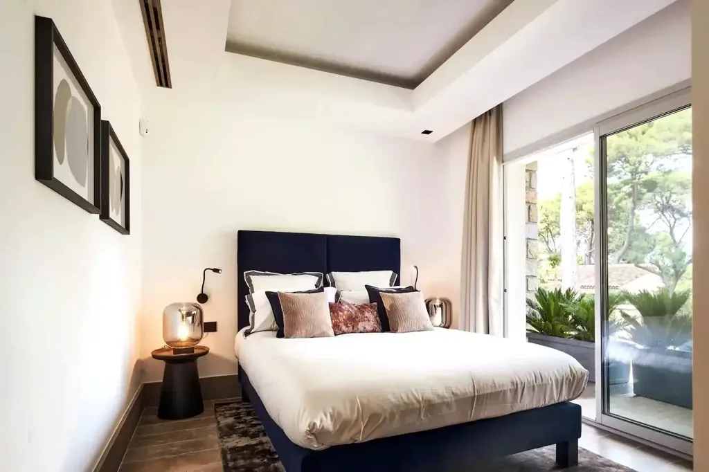 Bedrooms - 1950s Villa with Sea View in Cap d'Antibes