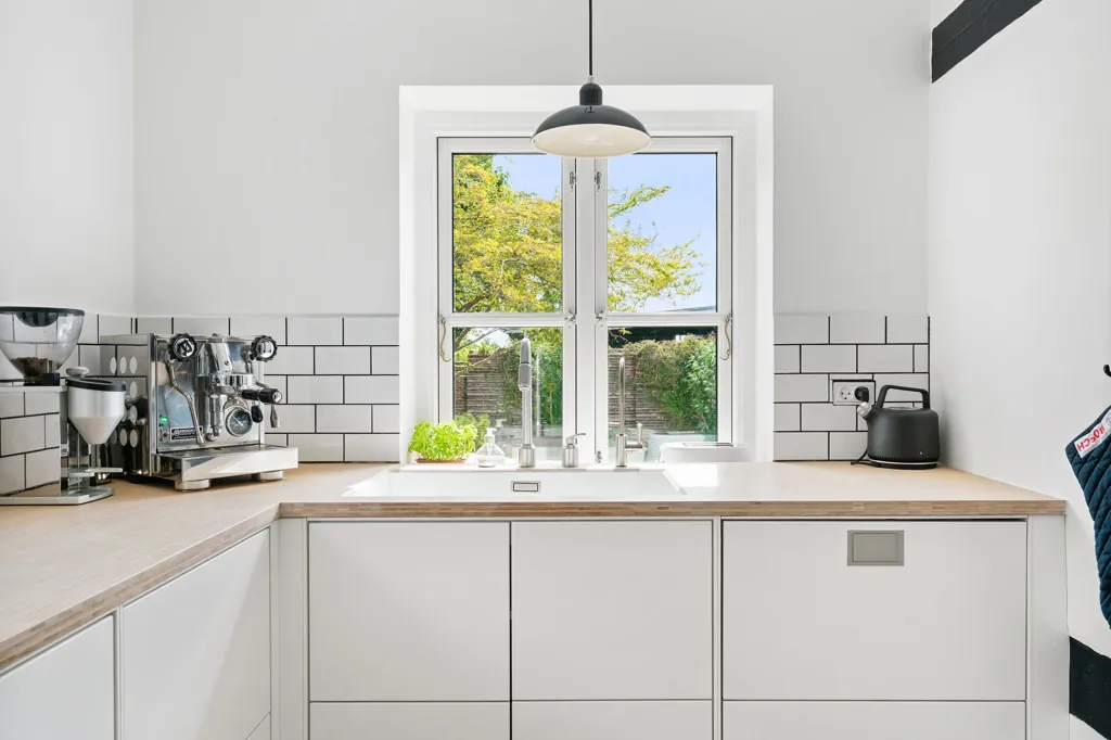 Cuisine - 1930s Cottage with Sea View in Søvang