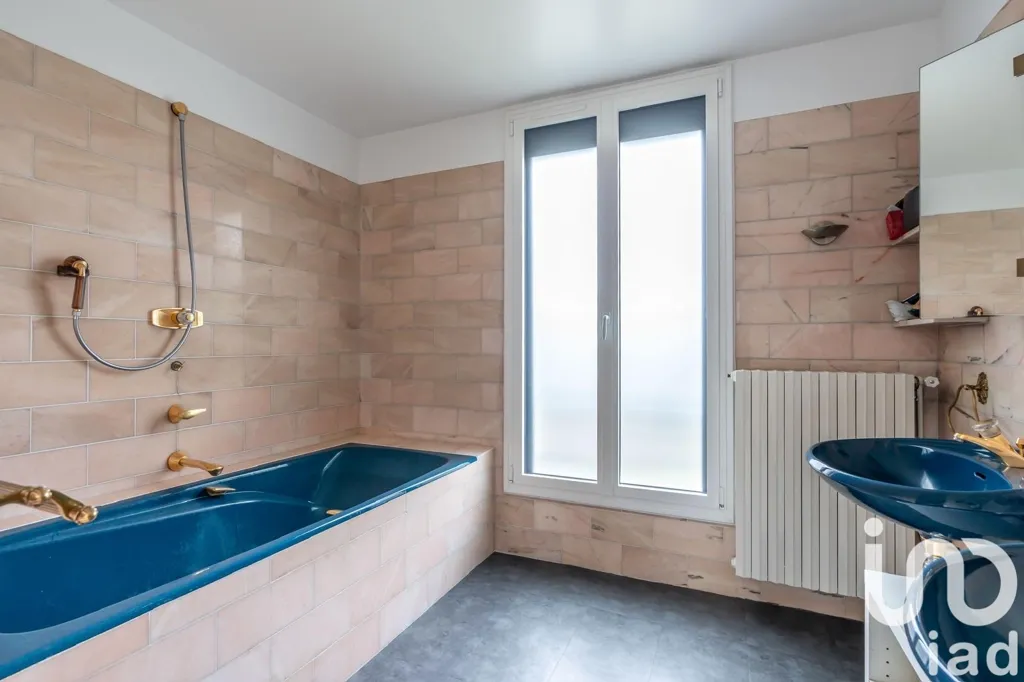Salles de bain - Villa Luxueuse avec Jardin à Saint-Maur-des-Fossés