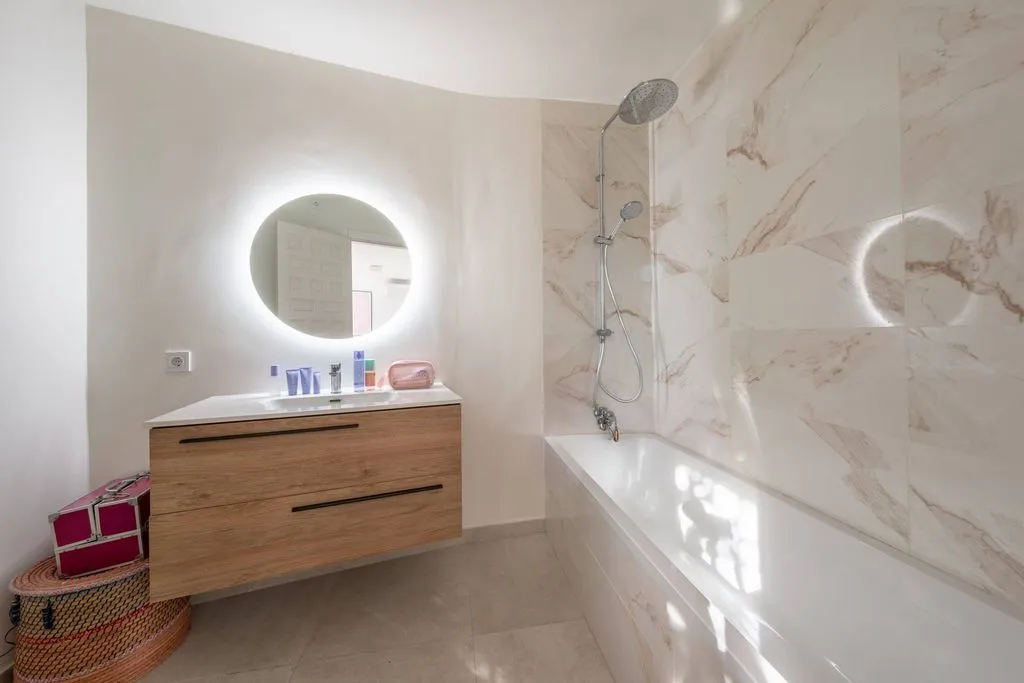 Bathrooms - Renovated Villa with Pool in Atalaya, Estepona