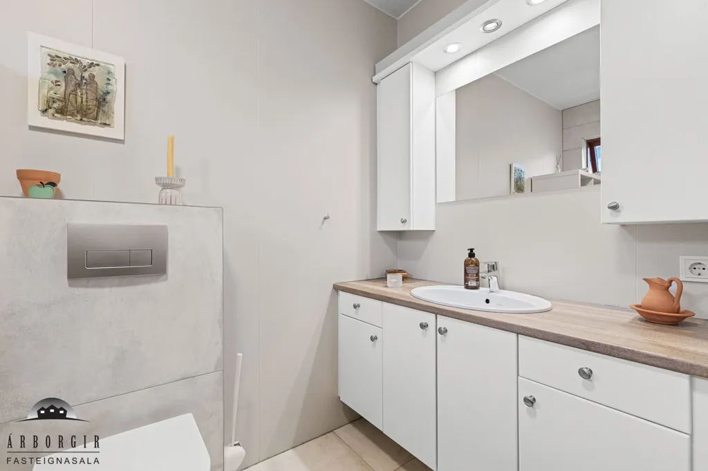Salles de bain - Duplex with Garden in Selfoss