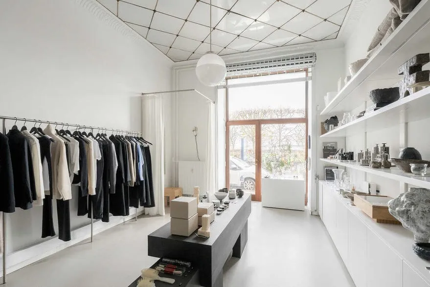 Pièces - Showroom with High Windows in Toldbodgade
