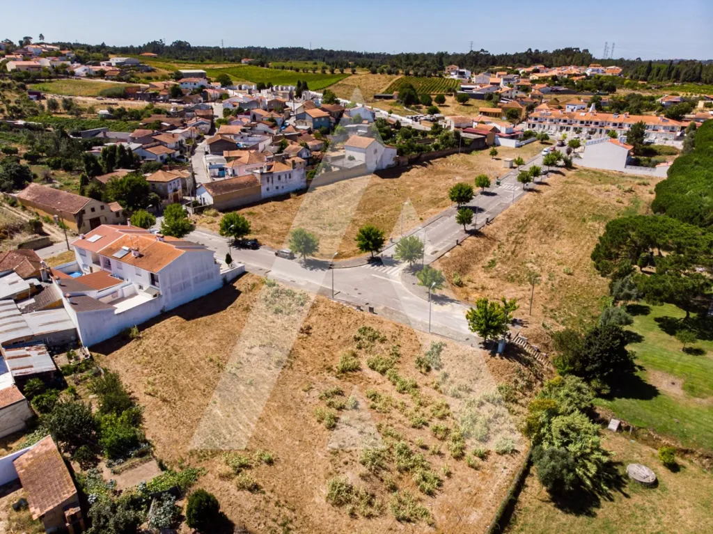 Õhuvaade - Construction Plot with Three Floors in Mogofores